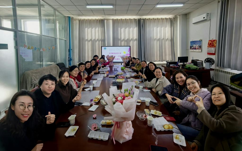 “三八”劳动国际妇女节  举办“花香四溢 创意无限”插花活动